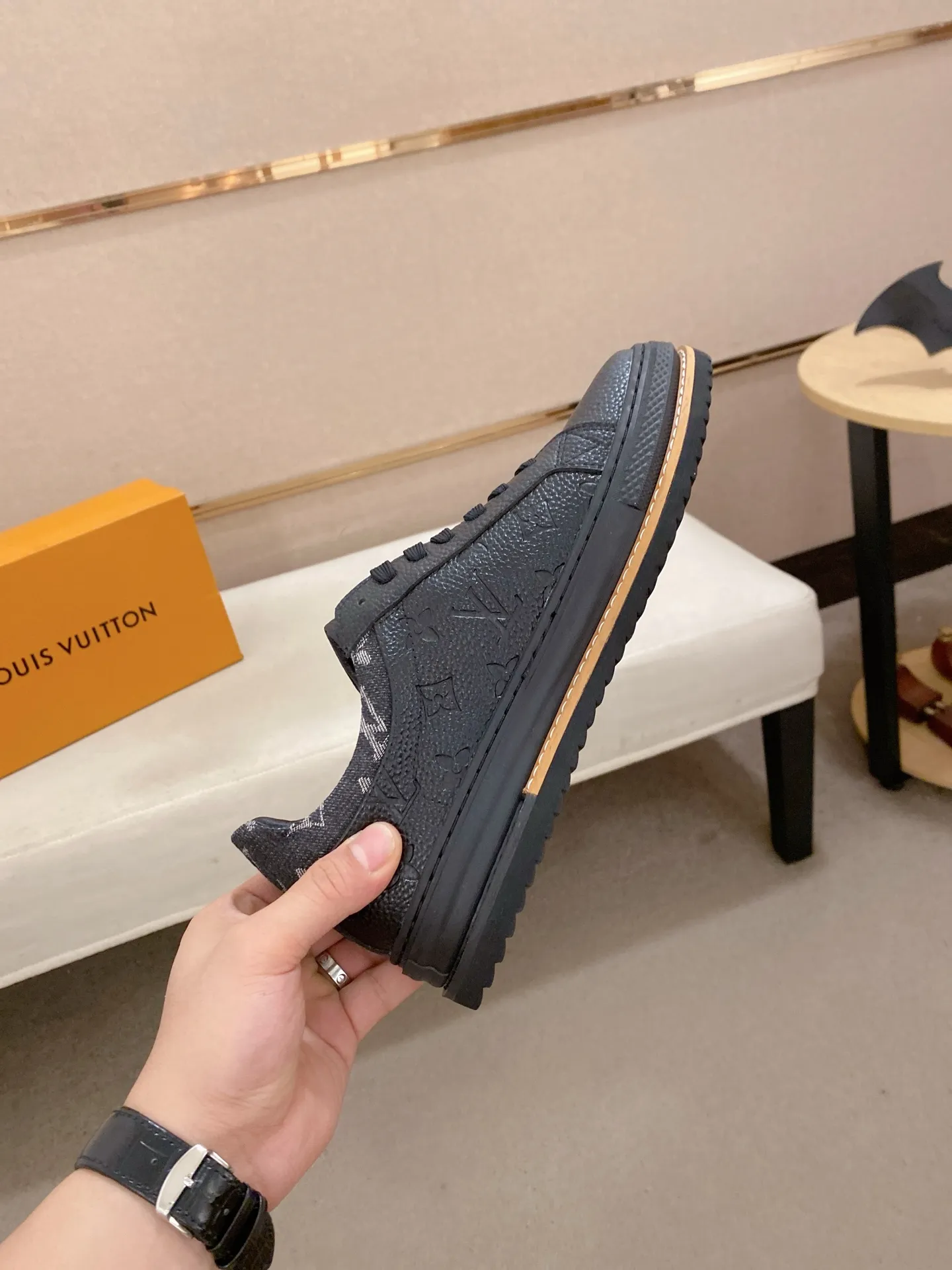 Men's shoes💰 420💰louis vuitton (Louis Vuitton/lv)🔍🔍The new counters are on sale at the same time. The uppers are imported from Italy. ⃣️Re-engraved🇮🇹💪💪, ⚠Sole: The original sole is specially provided by the original factory, the exclusive movable molded sole is super comfortable, ⚠Original and single goods 🔍high quality, you can enter and leave the counter at will, welcome to compare⚠. Code number: 38-44 (45/customized, non-refundable)